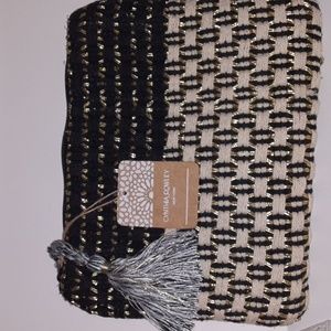 8x10  Cynthia Rowley Clutch Purse.  Full top Zipper with tassel. Cloth and Yarn.